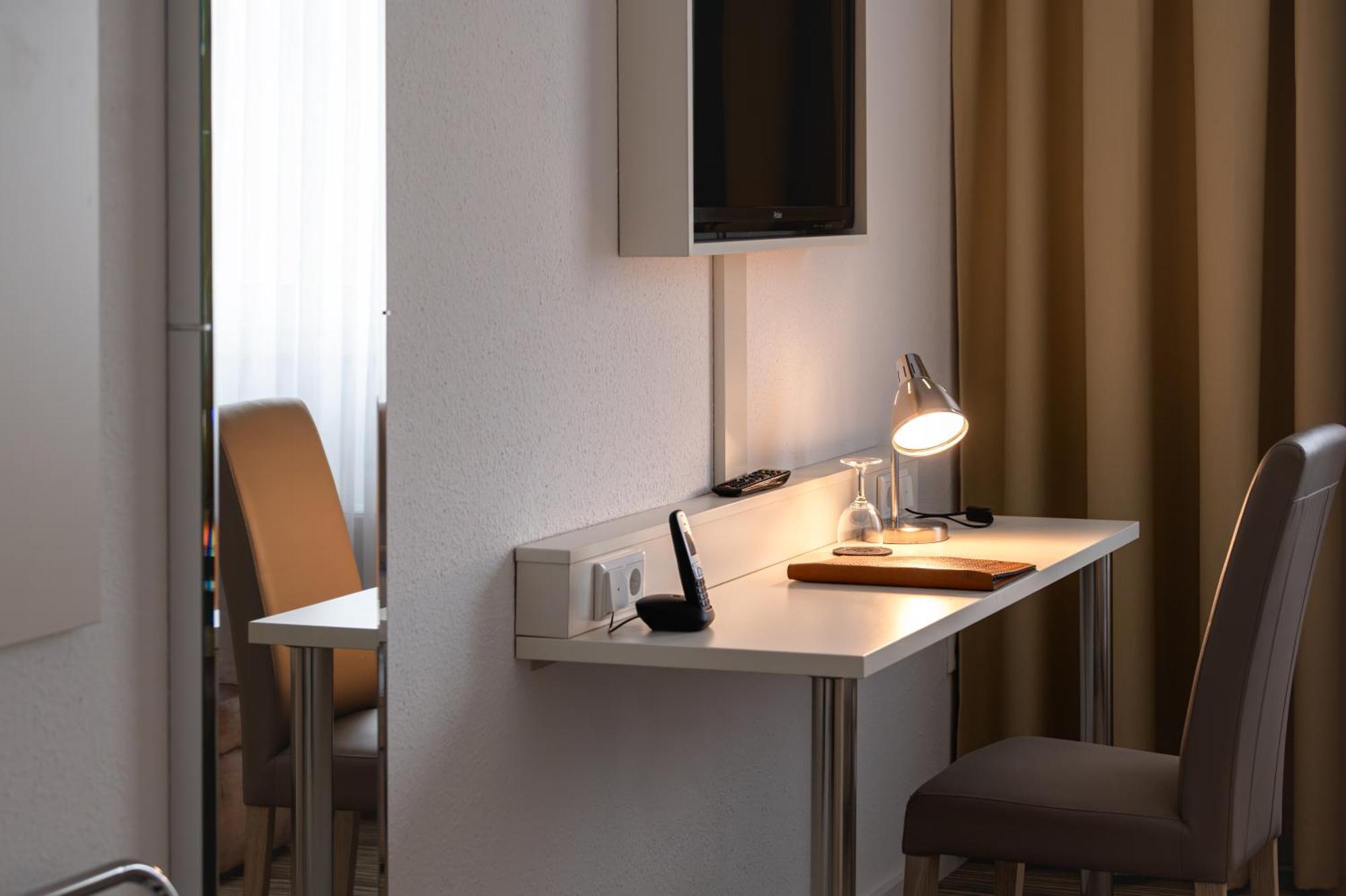 דיסלדורף Hotel Astra מראה חיצוני תמונה