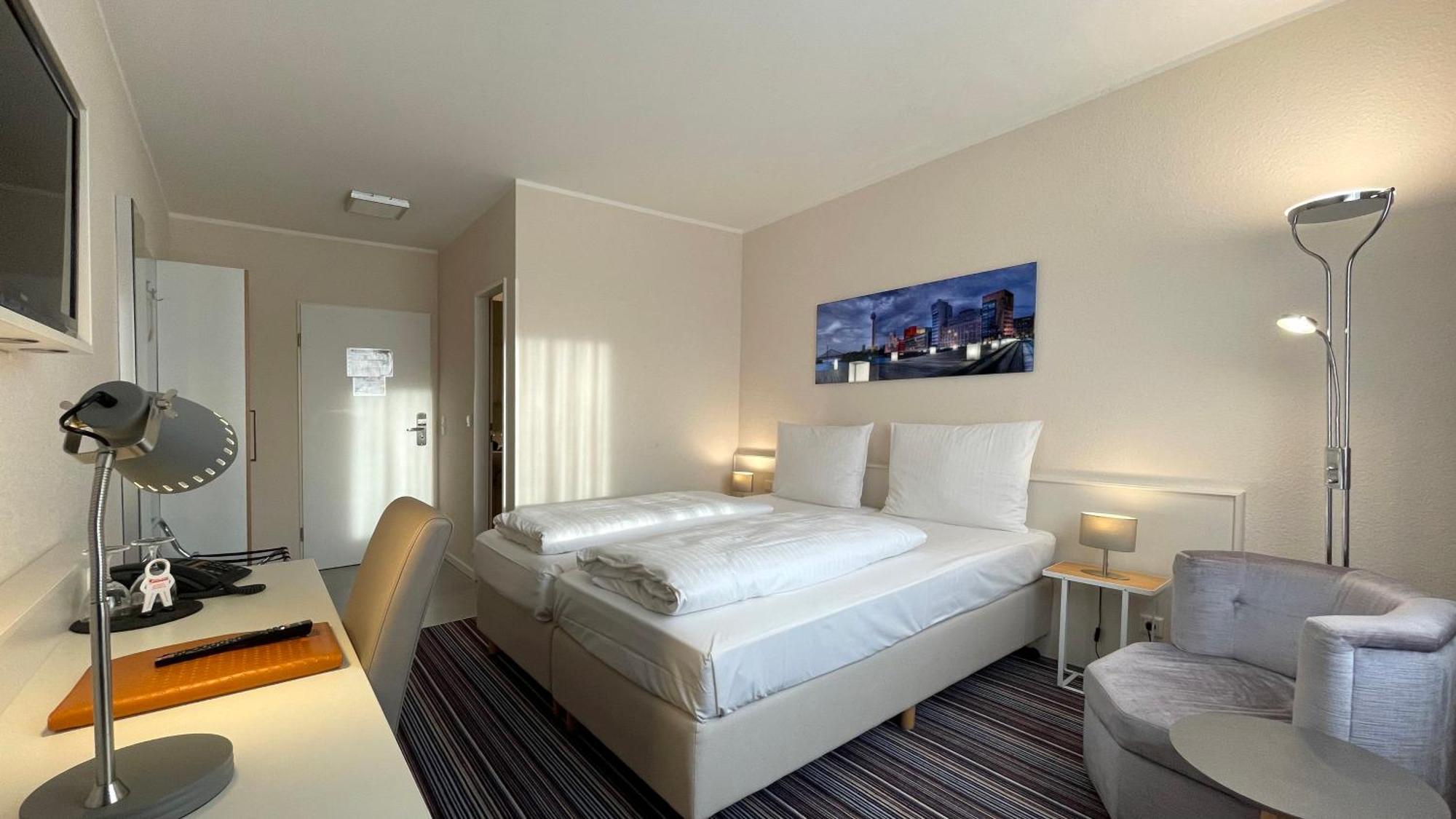 דיסלדורף Hotel Astra מראה חיצוני תמונה